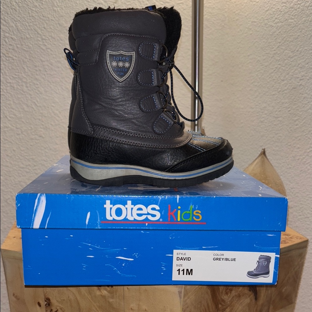 Totes Kids Black and Blue Winter Boots